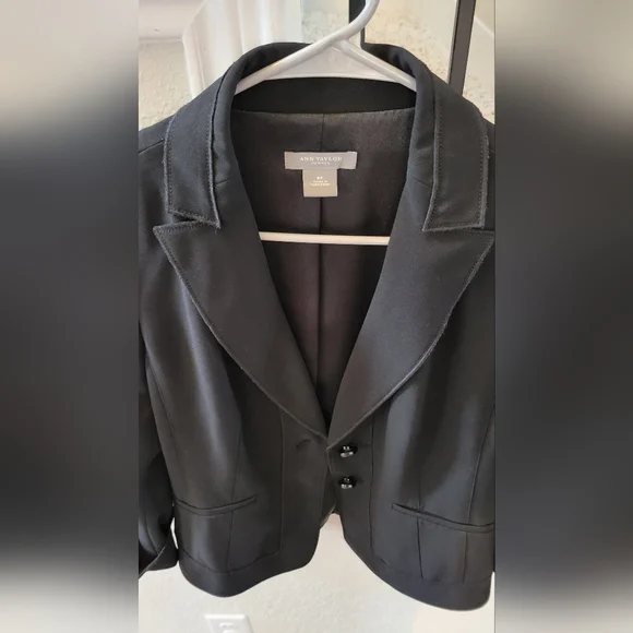 ANN TAYLOR BLACK BLAZER/ SIZE 8 PETITE / TWO BUTTON / ROLLED SLEEVES - Picture 5 of 6